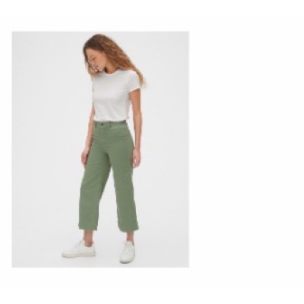 Green GAP High Rise Wide Leg Crop jeans/khakis